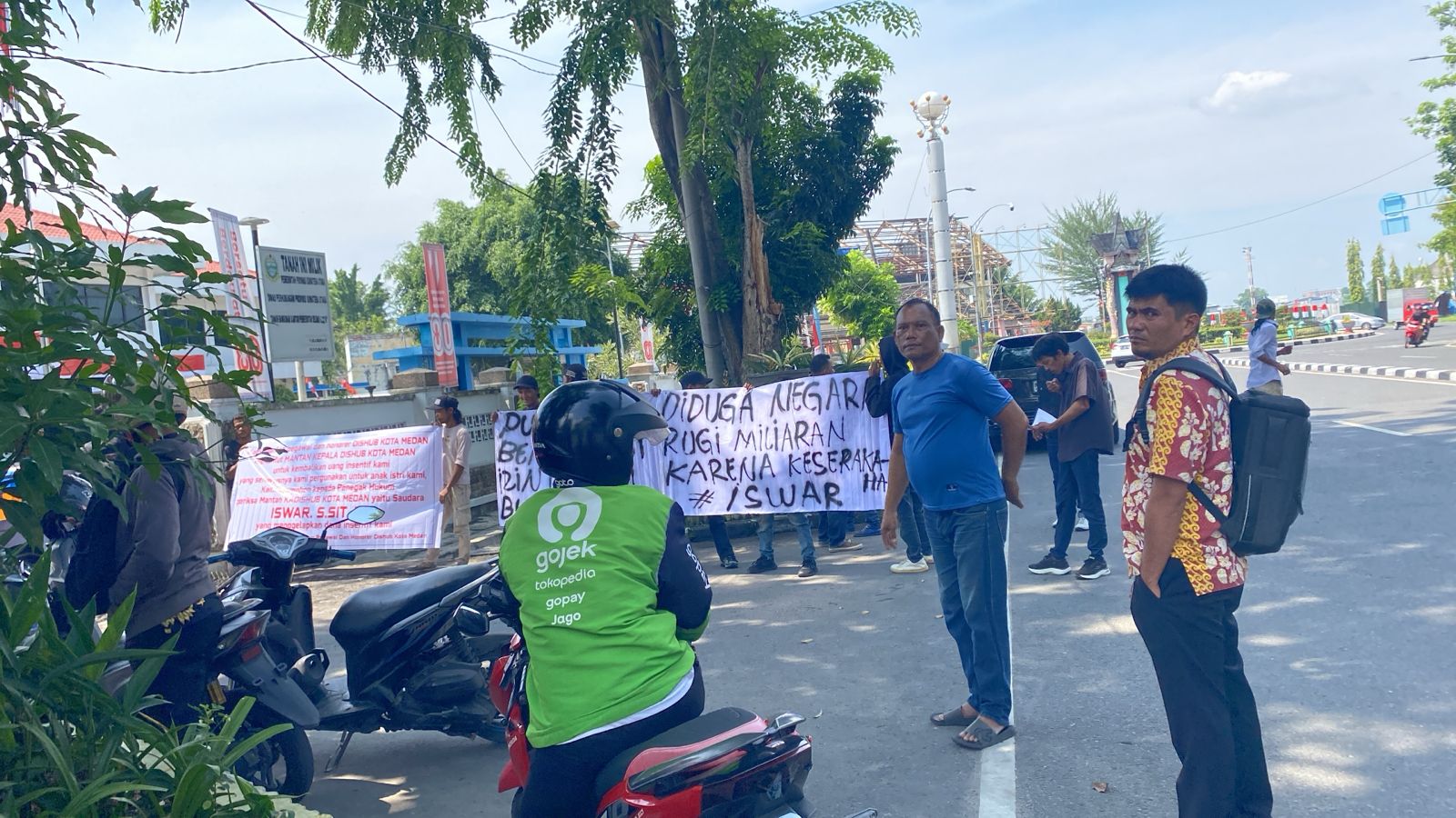 Massa FORMASI Unjuk Rasa di Kantor Dishub Sumut, Teriakkan Dugaan Penyalahgunaan Jabatan Mantan Kadishub Medan