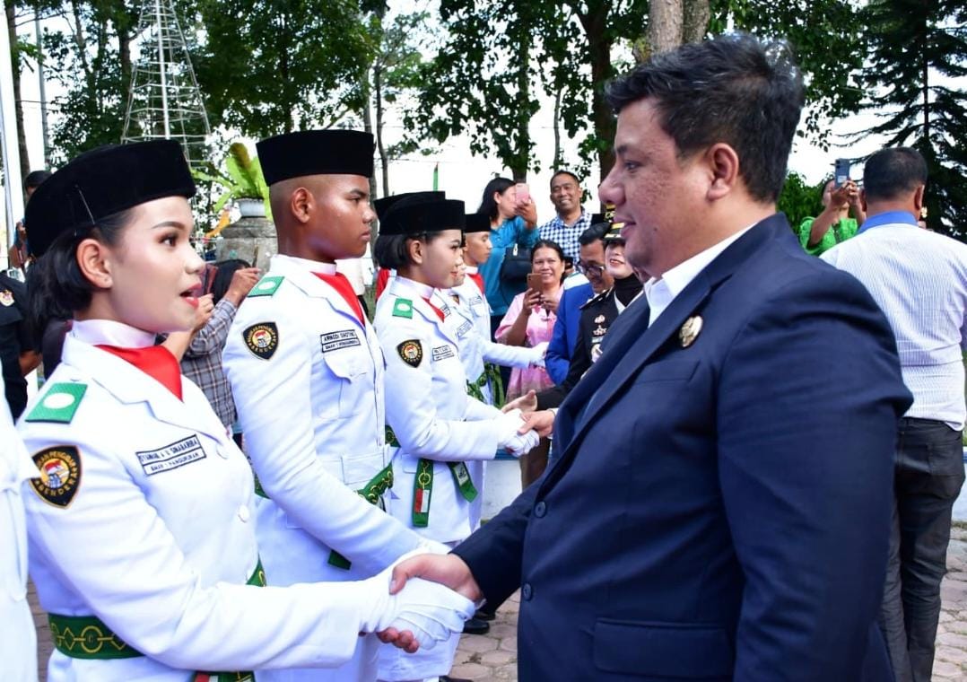Vandiko T Gultom Kukuhkan Paskibraka Kabupaten Samosir 2025