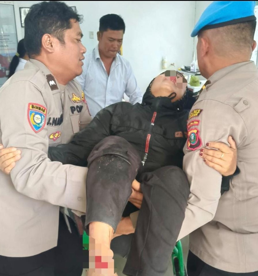 Aksi Cepat Personel Si Propam Polres Samosir Selamatkan Korban Kecelakaan