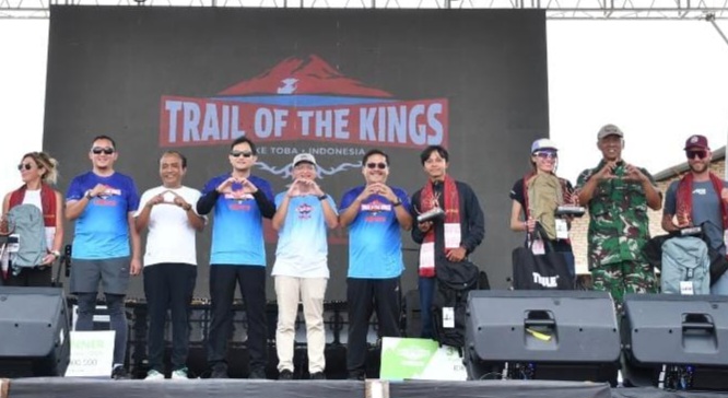 Wakil Bupati Samosir Serahkan Hadiah Trail Of The King 2025
