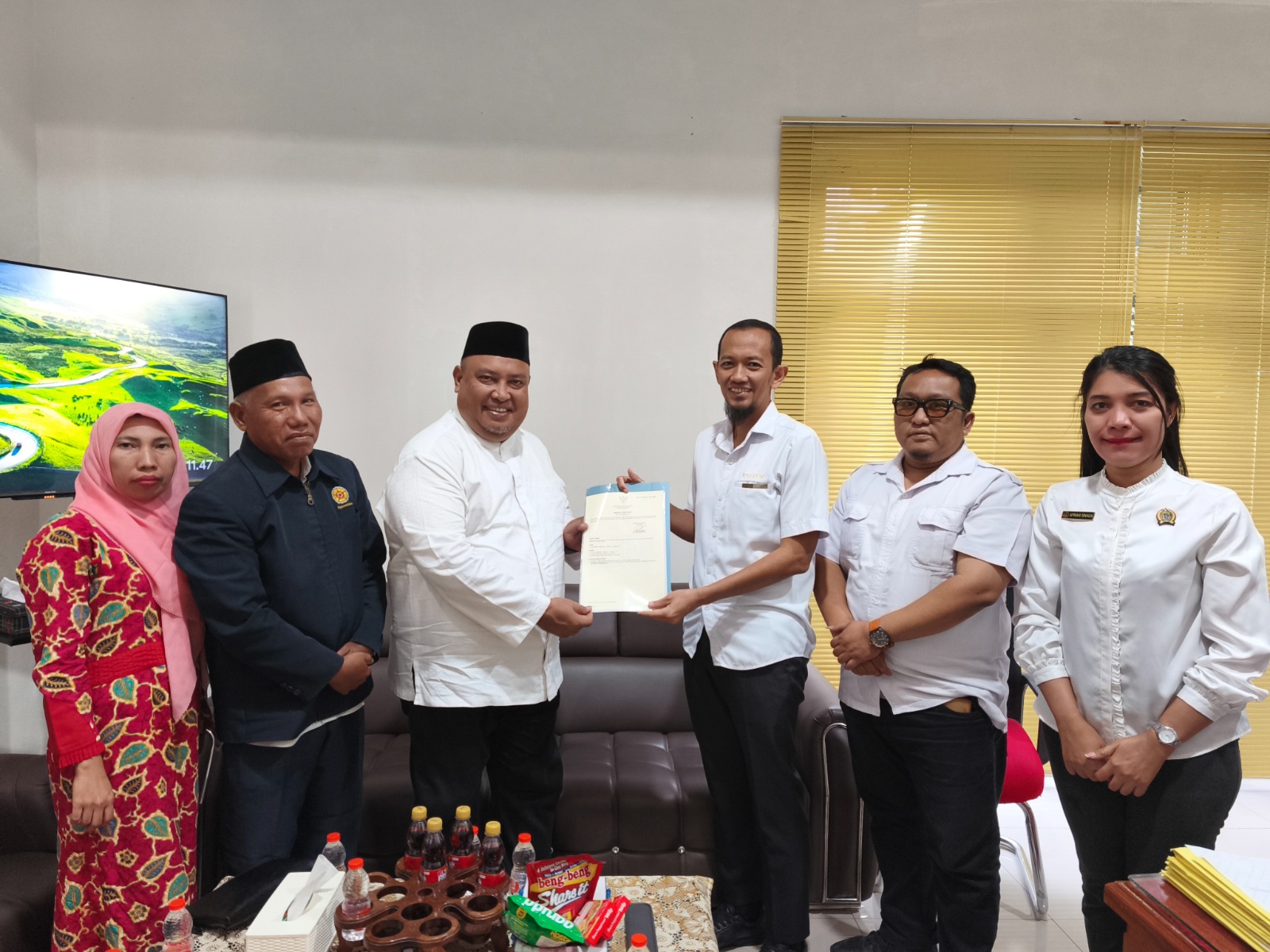 KKP Sibolga Anzar Abidin Nadjpa Serahkam Sertipikat Elektronik Wakaf