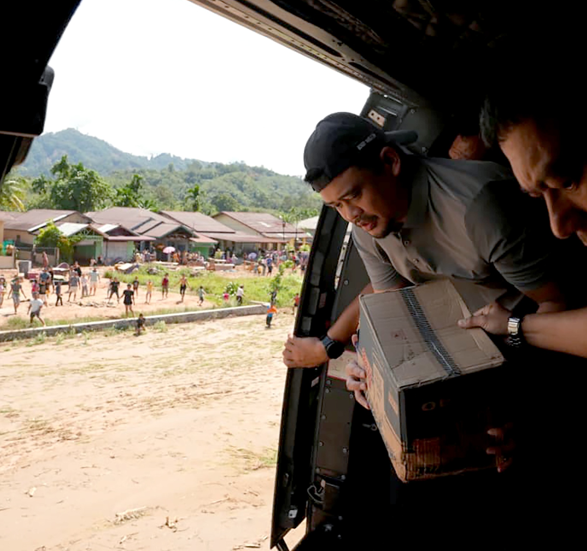 Gubsu Fokus Kirim Bantuan ke Wilayah Terisolir Lewat Jalur Udara di Tapteng