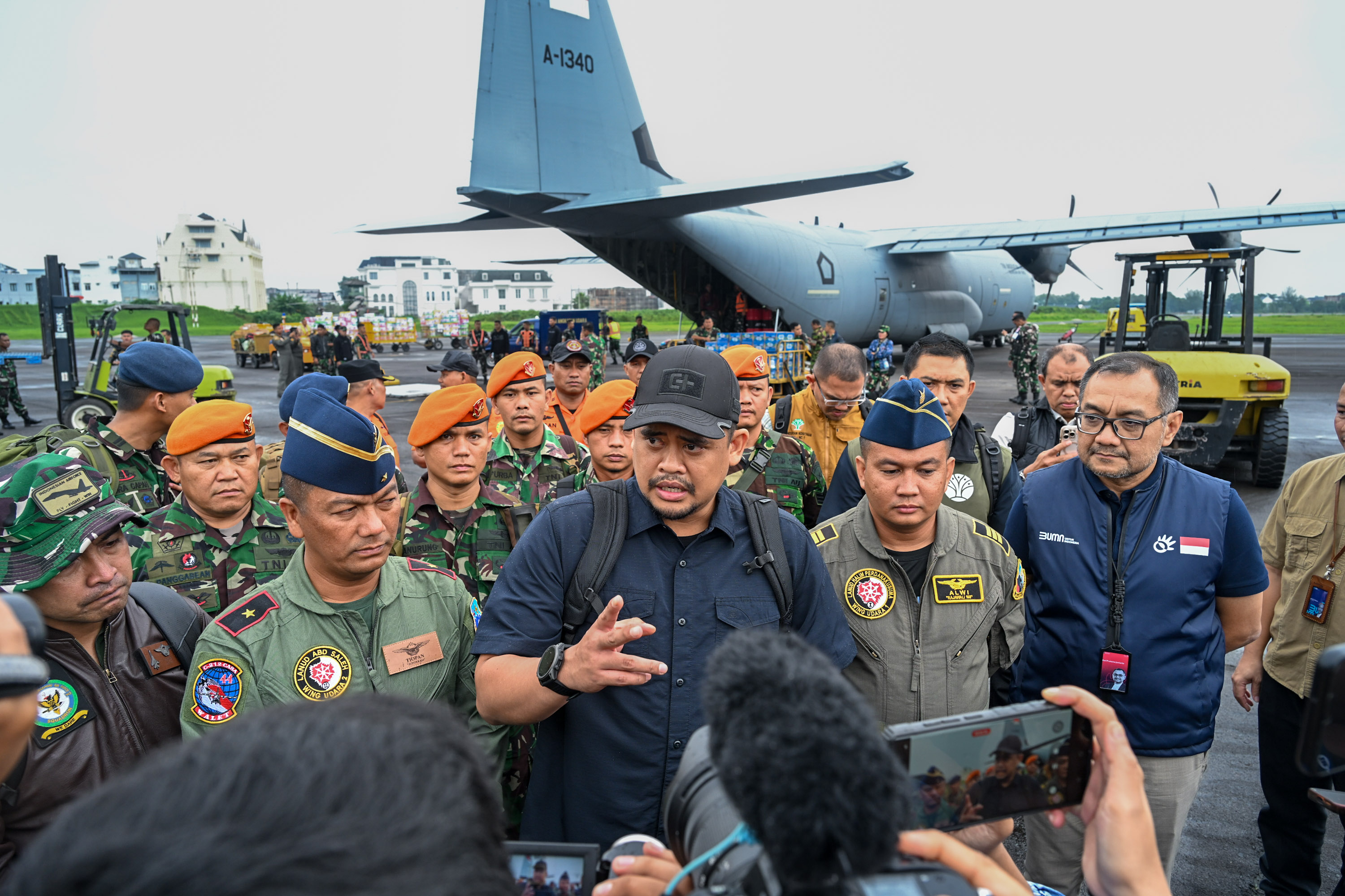 Terbang Ke Pinangsori Gunakan Pesawat Hercules, Gubsu Bawa Logistik dan Obat-obatan