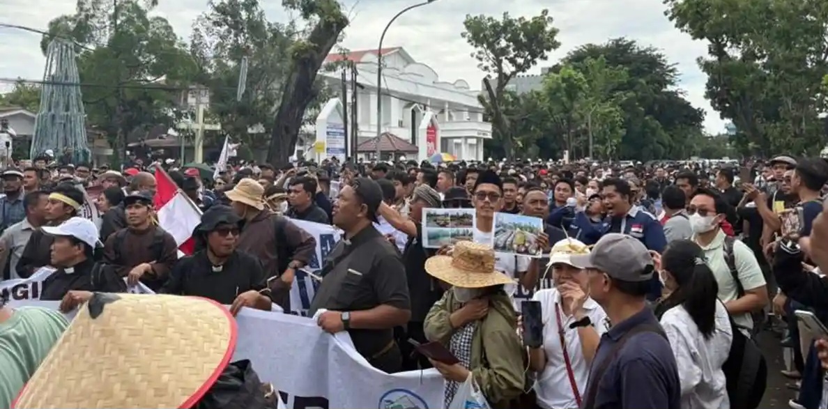 Ribuan Warga Demo ke Kantor Gubsu Tuntutan Operasional TPL Ditutup