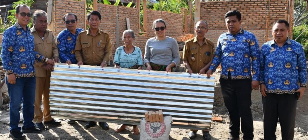 Pemerintah Kabupaten Samosir Bantu Korban Kebakaran Bangun Kembali Rumah
