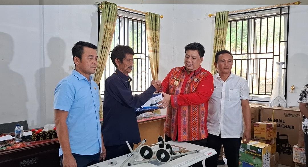 Bupati Samosir Serahkan Bantuan ATENSI untuk Penyandang Disabilitas