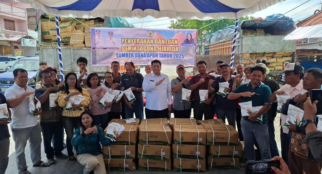 Bupati Samosir Serahkan Bantuan Benih Jagung Hibrida kepada Petani