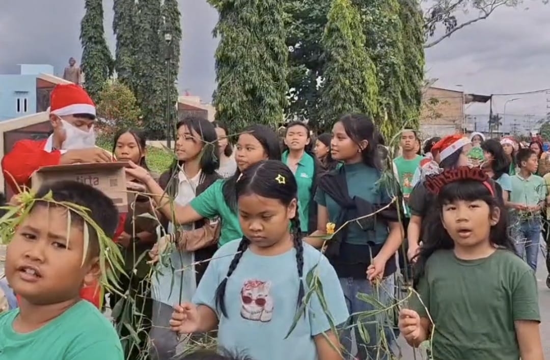 Jemaat HKBP Resort Pangururan Kota Gelar Pawai Natal