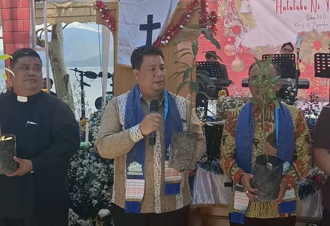 Ibadah Natal di HKBP Pangururan Kota, Bupati Samosir Ajak Masyarakat Doakan Keluarga Musibah Korban Banjir Sumut