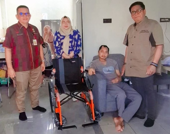 Respons Cepat Wali Kota Medan, Bantuan Kursi Roda Diserahkan kepada Ari Prasetyo