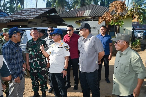 Mendagri didampingi Gubsu Tinjau Normalisasi Sungai di Hutanabolon