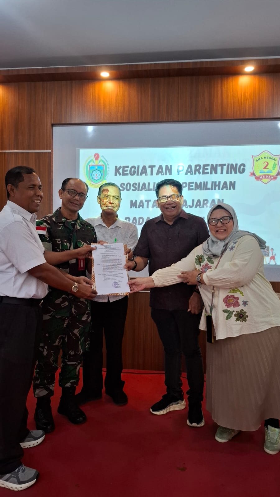 Dukung Pengembangan Potensi Siswa, SMAN 2 Medan Gelar Parenting dan Serahkan SK Komite