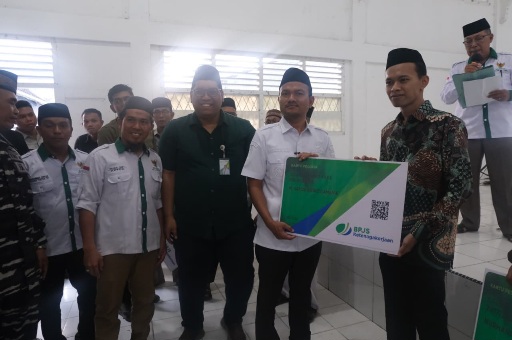 Wali Kota Salurkan Zakat dan BPJS Ketenagakerjaan, Bentuk Kepedulian Sosial