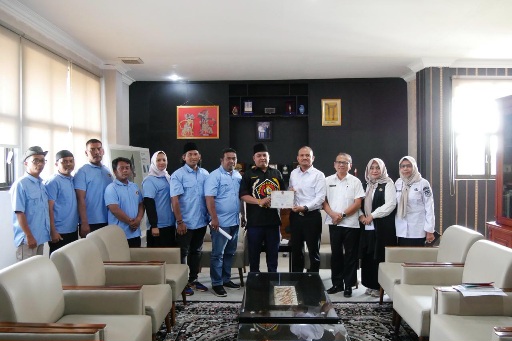 Audiensi Bersama PWI, Wali Kota Mahyaruddin Terima Cinderamata HPN 2026