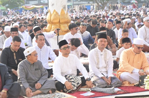 Wali Kota dan Wakil Wali Kota Tanjungbalai  Sholat Ied di Alun Alun Sultan Abdul Jalil Rahmadsyah