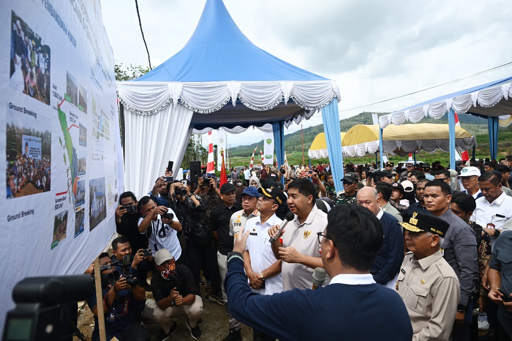 Wagub Sumut Bersama Bupati Tapsel mendampingi Mendagri dan Menteri PKP Maruarar Sirait. (RP/Ist)