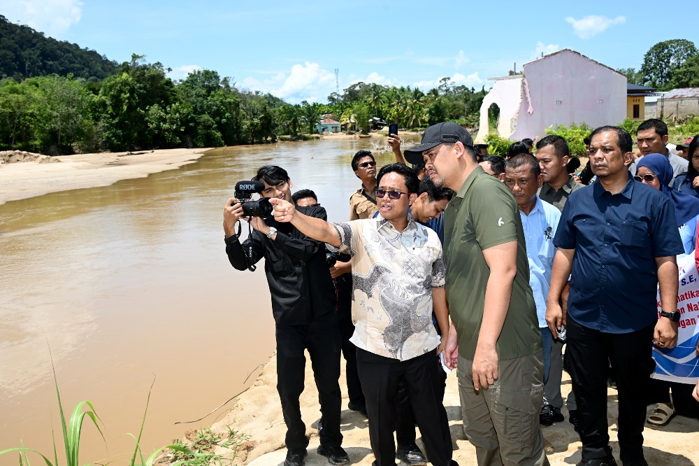 Gubsu Tinjau Sempadan Sungai Sibuluan, Pastikan Rekonstruksi Tanggul dan Hunian Warga Dipercepat