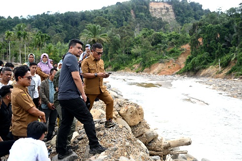 Percepat Rekonstruksi Pascabencana, Gubsu Tinjau Tanggul Sungai Badiri