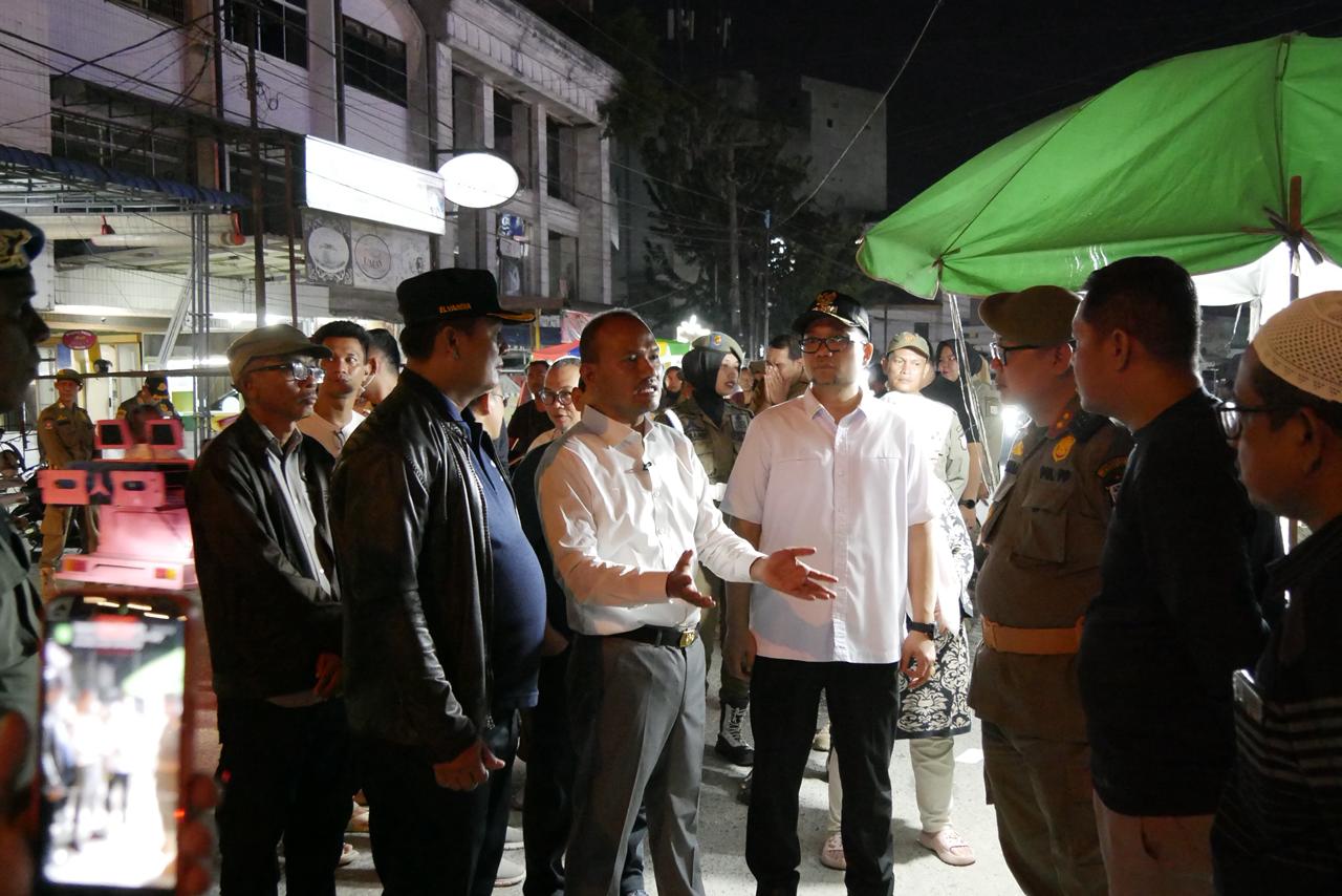 Malam Hari, Wali Kota Tanjungbalai Turun Langsung Sosialisasi Penataan PKL di Kawasan Inti Kota