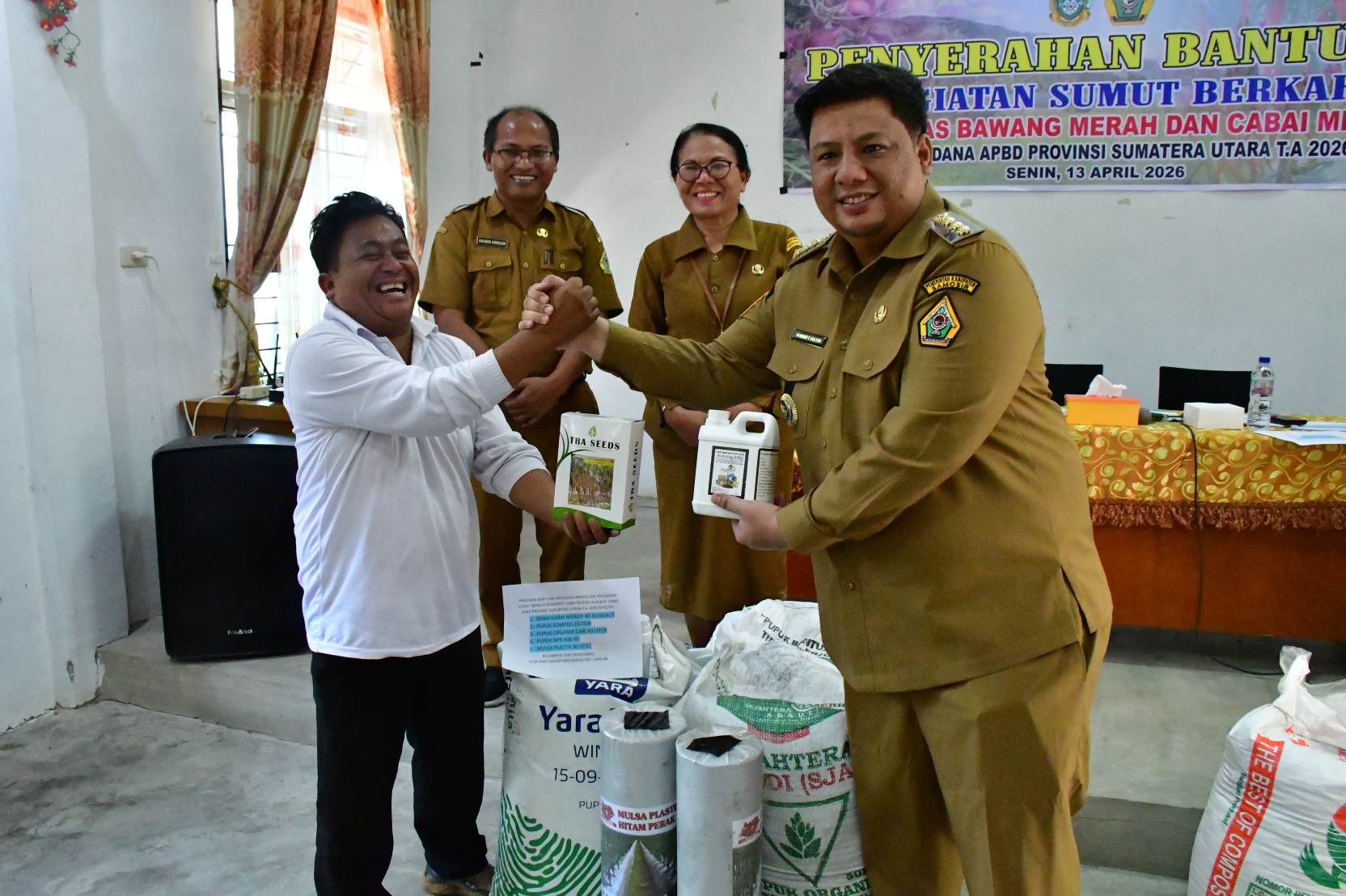 Bupati Samosir Serahkan Bantuan Bibit Pengembangan Cabai dan Bawang Merah Samosir