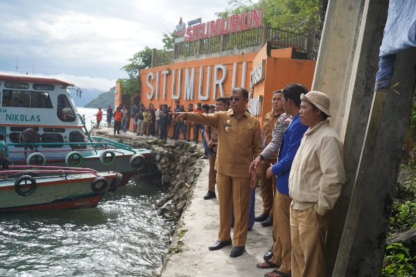 Wabup Toba Tinjau Pencarian Korban Tenggelam di Situmurun, Beri Suport Moril Untuk Keluarga