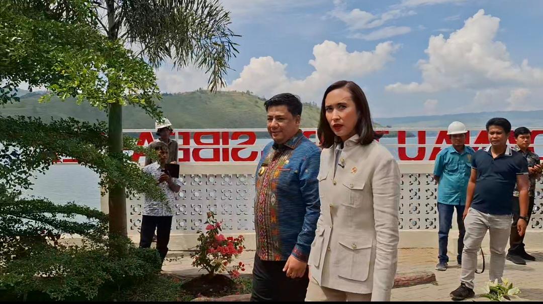 Wisatawan di Sibea-bea Sumringah Dapat Hadiah dari Menpar Widiyanti Putri Wardhana