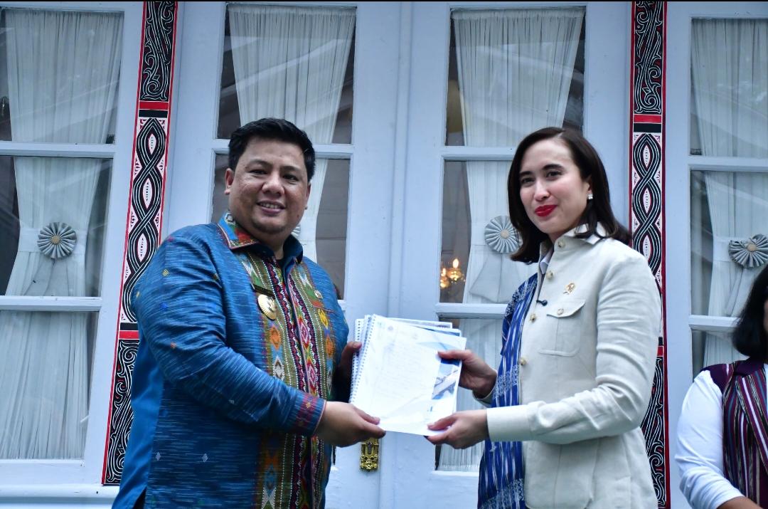 Menpar Widiyanti Tinjau Destinasi Samosir, Bupati Serahkan Proposal Pengembangan Pariwisata