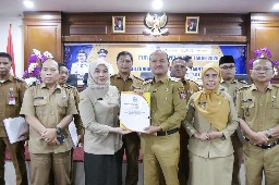 Optimalkan PAD 2026, Wali Kota Tanjungbalai Serahkan Simbolis SPPT PBB-P2 dan Tagihan PKB 