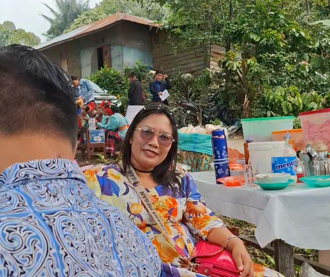 Hangatnya Paskah di Samosir :  dr. Iwan Sihaloho Layani Konsultasi Kesehatan Ibu Happy Basa Silaban