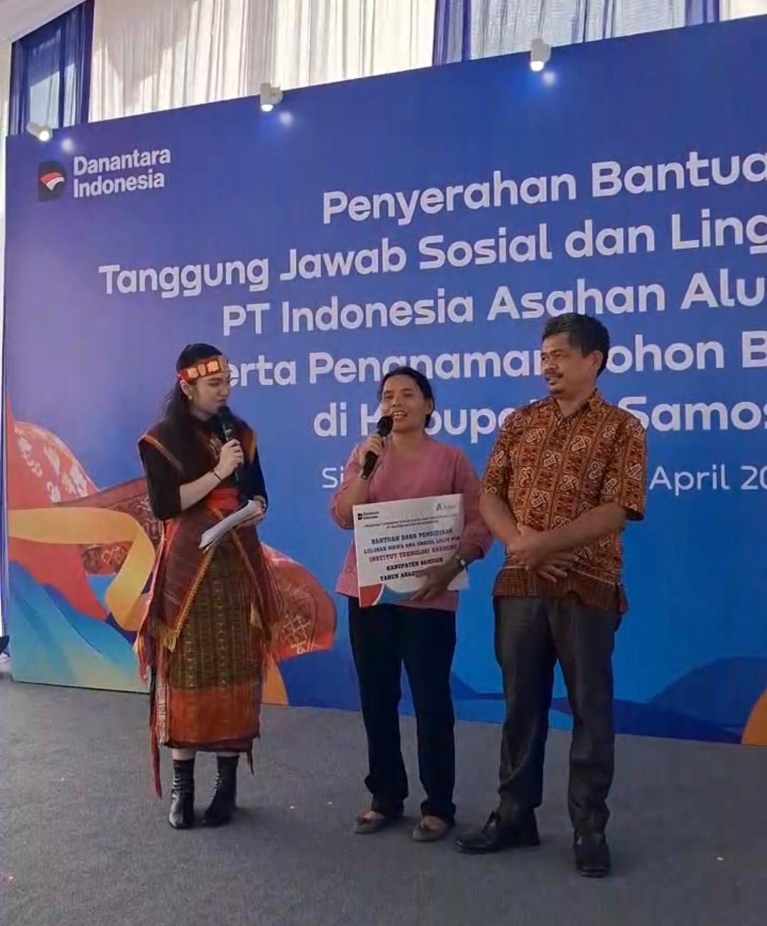 Tangis Haru Ibu Juita Malau Ucap Syukur di Hadapan Bupati Samosir : “Tak Mungkin Anak Kami ke ITB Tanpa Beasiswa Inalum” 