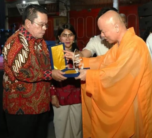 Wesly Terima Cenderamata Anumodana dari Walubi Siantar