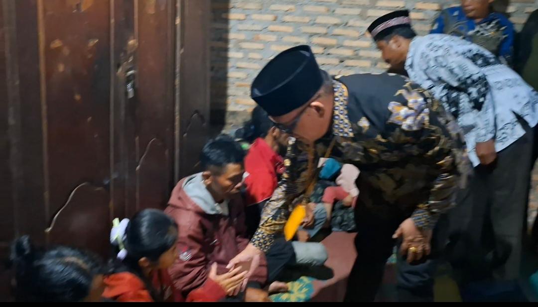 Duka di Hariara Pintu : Disdik Samosir Peluk Keluarga Krishna & Temannya, Serahkan Santunan Rp5 Juta Per Keluarga
