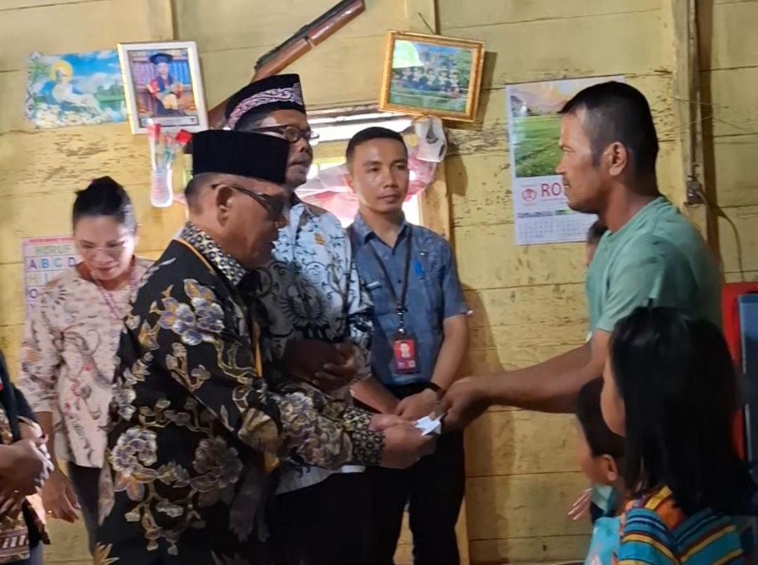 Peluk Luka ES & MS: Disdik Samosir Datangi Korban Aniaya Ibu Tiri di Marlumba, Serahkan Bantuan Rp8 Juta