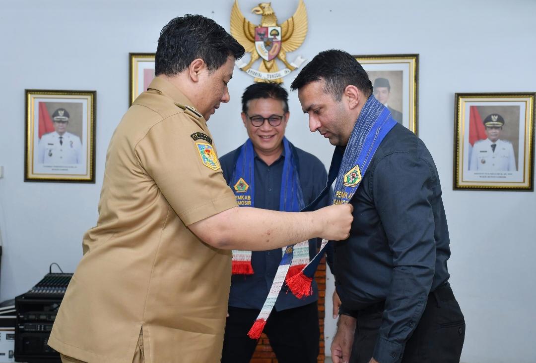 Bupati Samosir Terima Tim Oxford Policy Management Inggris, Tinjau Proyek Pompa Surya