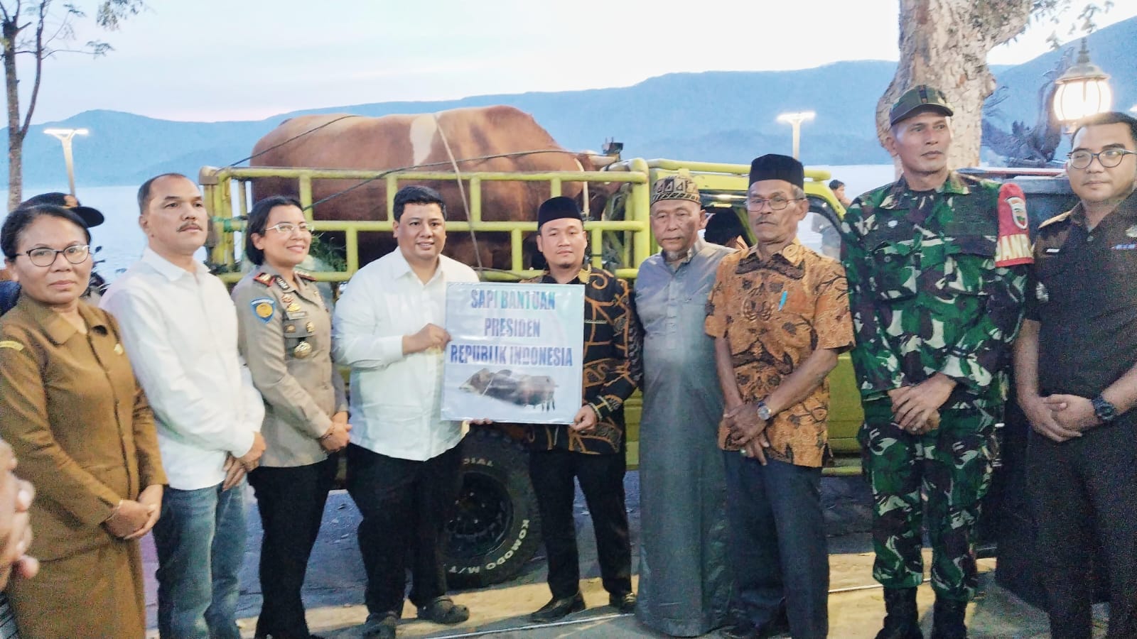 Jaga Toleransi, Bupati Samosir Serahkan Bantuan Hewan Kurban Presiden dan Pemkab untuk Umat Muslim