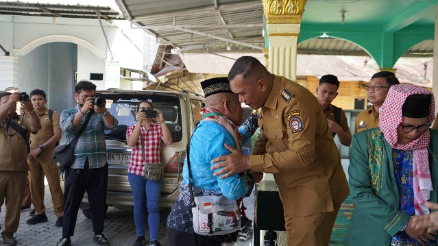 Bupati Sambut Jamaah Haji Kabupaten Toba, Jamaah Haji Sampaikan Terima Kasih