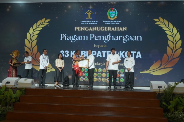 Pemko Tanjungbalai Terima Piagam Penghargaan Dari Menteri Hukum RI Saat Peresmian Posbankum Se-Sumut