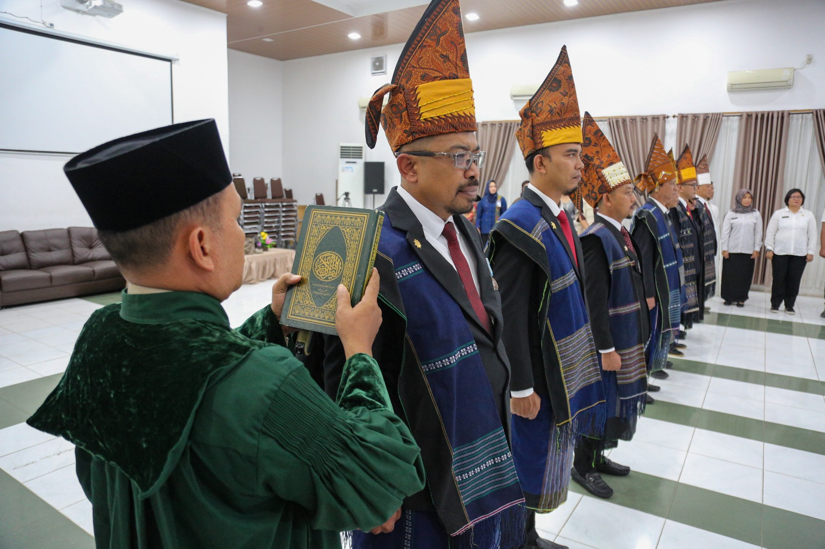 Lantik 7 Pejabat Pimpinan Tinggi Pratama, Wali Kota Wesly Tekankan Disiplin dan Semangat Pengabdian