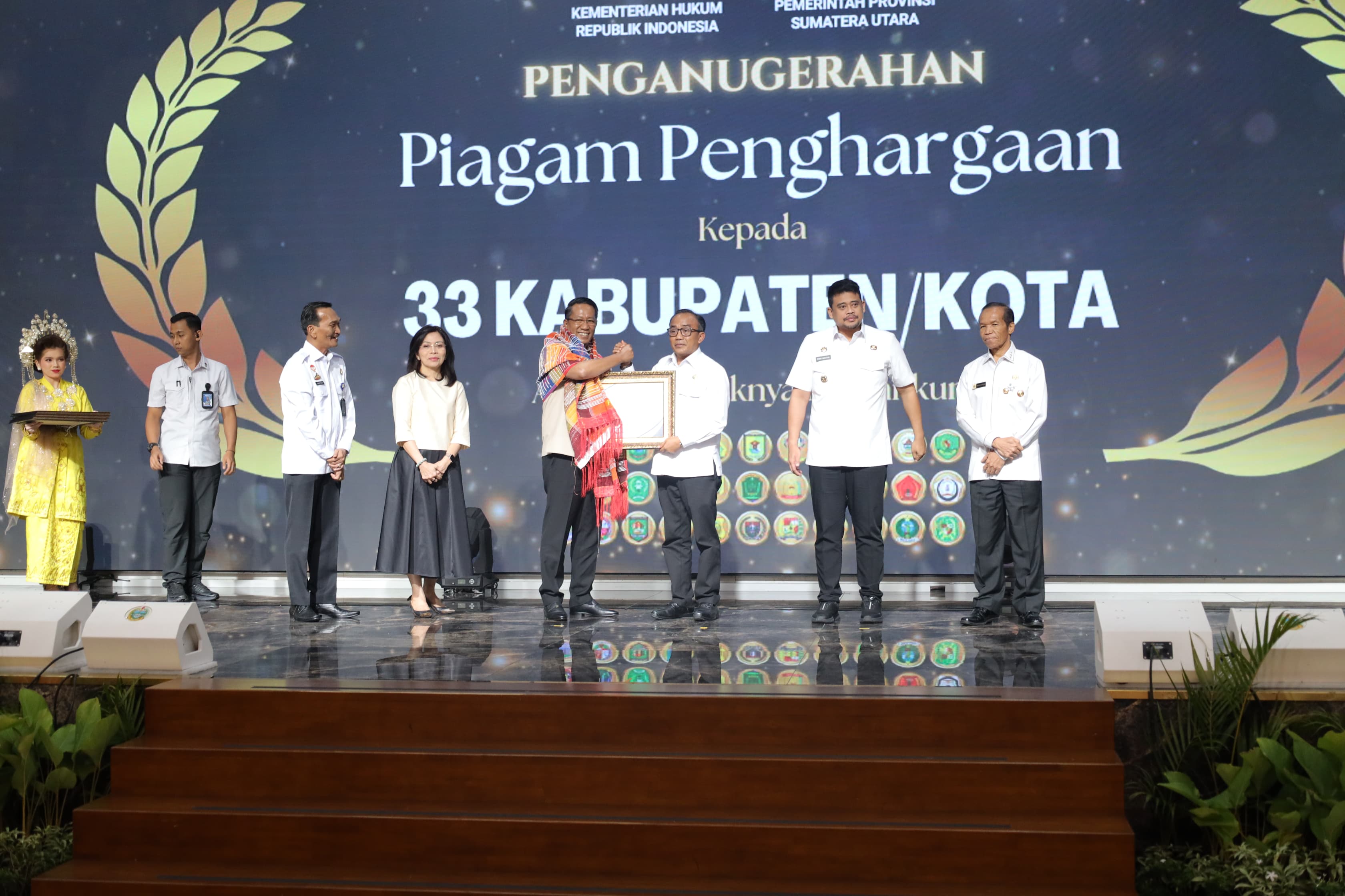 Wabup Samosir Terima Piagam Penghargaan dari Menteri Hukum RI