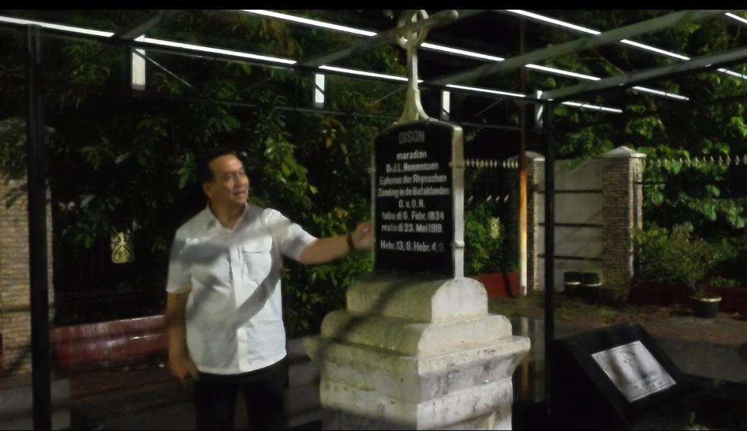 Teladani Semangat Rasul Bangso Batak, Effendi Simbolon Ziarah ke Makam I.L. Nommensen di Tengah Hujan Sigumpar