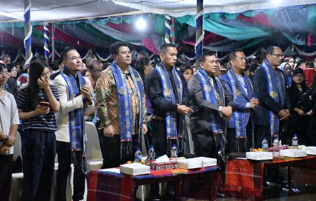 Ribuan Jemaat Padati Water Front City Pangururan, KKR Hardyanto Dede Jadi Momentum Pembangunan Iman 