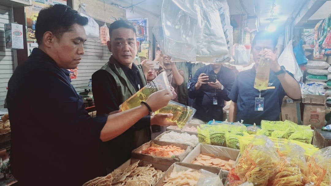 Sidak Pasar, Pimwil Bulog Sumut Budi Cahyanto Pastikan Minyakita dan Beras SPHP Aman