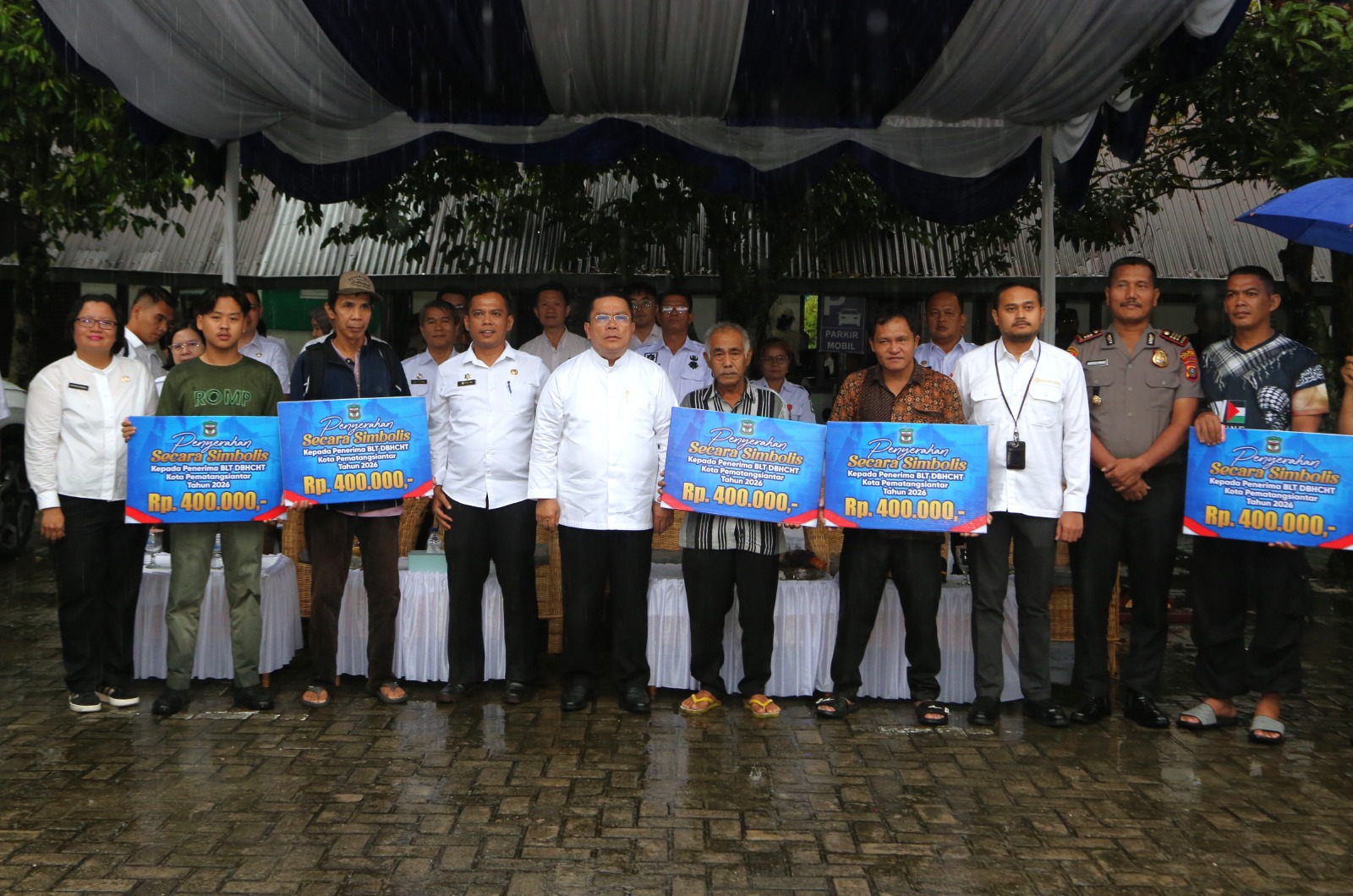 Wali Kota Wesly Salurkan BLT DBHCHT kepada Warga Penerima Manfaat