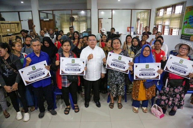 Wali Kota Wesly Serahkan Bantuan kepada Pedagang Terdampak Kebakaran Pasar Dwikora