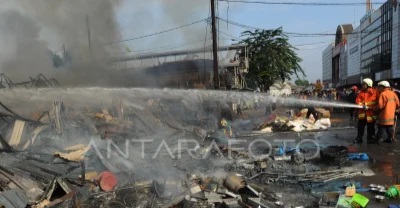 Saksi Lihat Pria Berjaket Diduga Siram Bensin Sebelum Pasar Parluasan Terbakar