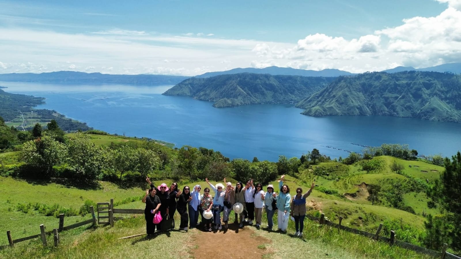TAKJUB LIAT SAMOSIR SEKARANG! 3 Hari Keliling dari Water Front City sampai Wine Mangga