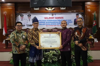 Berhasil Kinerja Tertinggi di Wilayah Kanreg VI, Kepala BKN RI Serahkan Piagam Penghargaan Kepada Wali Kota Tanjungbalai