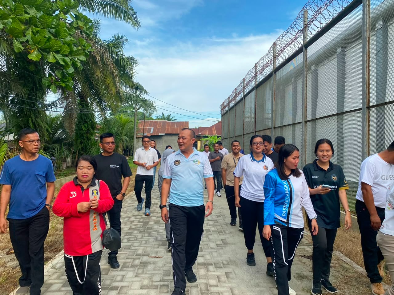 Gelar Jumat Sehat, Plt. Kepala Lapas Narkotika Langkat Pimpin Jalan Santai Sekaligus Kontrol Area Brandgang