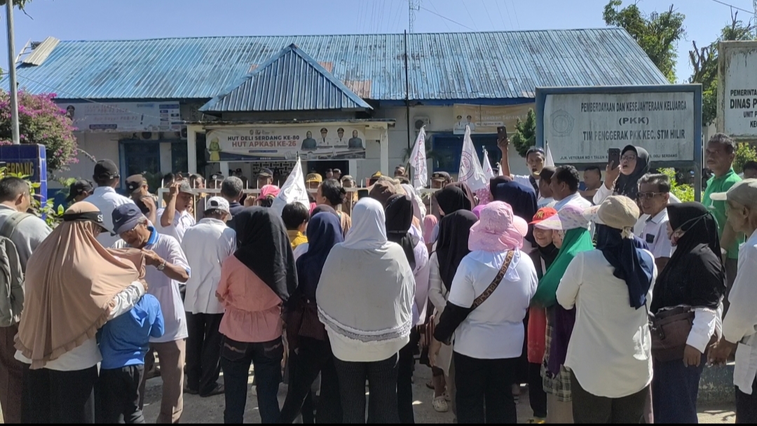 Kades Talapeta Diduga Picu Ketegangan, Aksi AMPK di Kantor Camat STM Hilir Berlangsung Ricuh