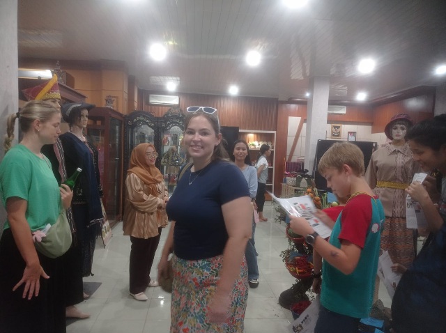 Bule-bule Cantik Asal AS Jajal PRSU : Ingin Belajar Kebudayaan Sumut
